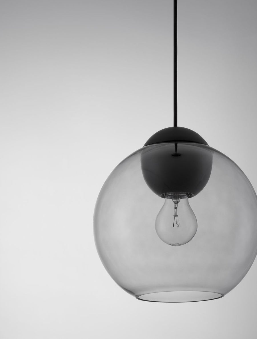 Détail de face du globe fumé et de la douille noire, ampoule éteinte