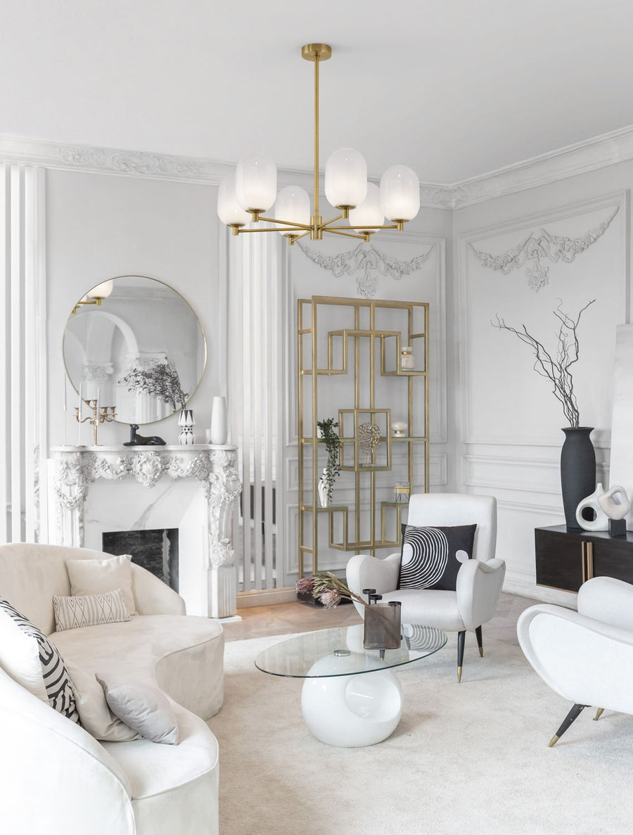 Suspension dorée à six globes de verre opalin installée dans un salon haussmannien blanc
