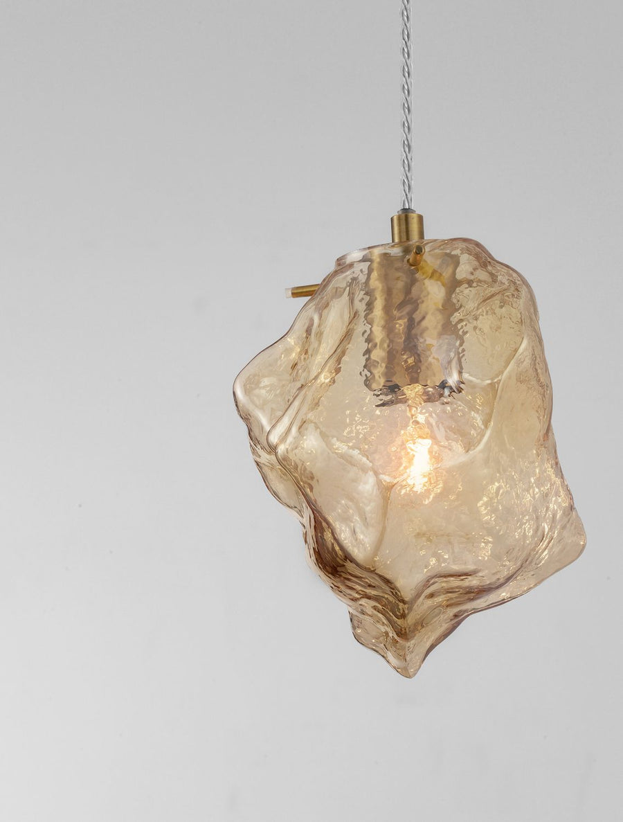 Gros plan sur le diffuseur en verre texturé et la lumière chaude