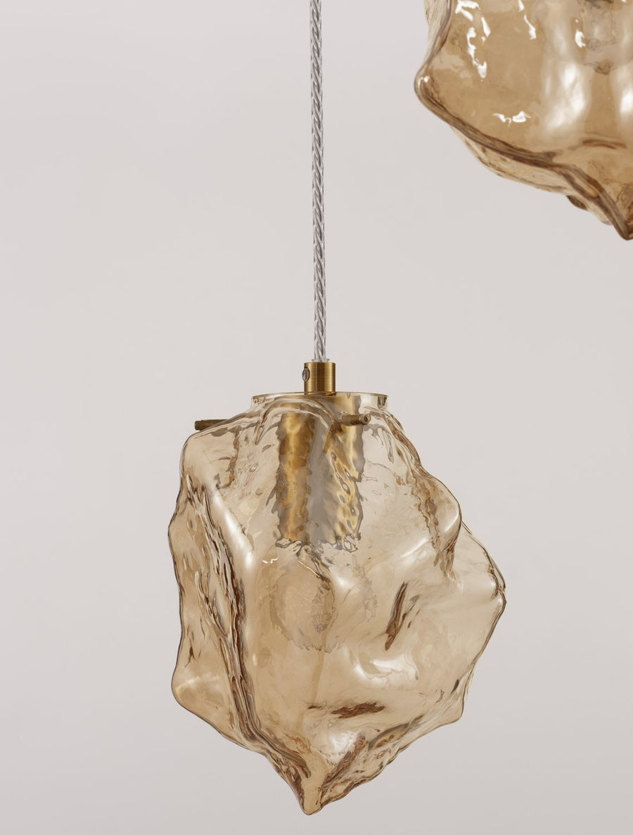 Détail du verre soufflé texturé et de la douille laiton maintenant le diffuseur