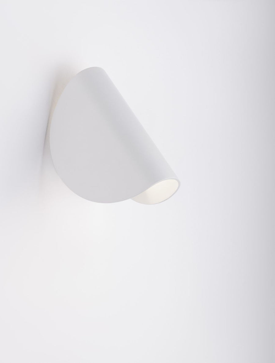 Vue de profil sur mur blanc, diffuseur orienté vers le sol