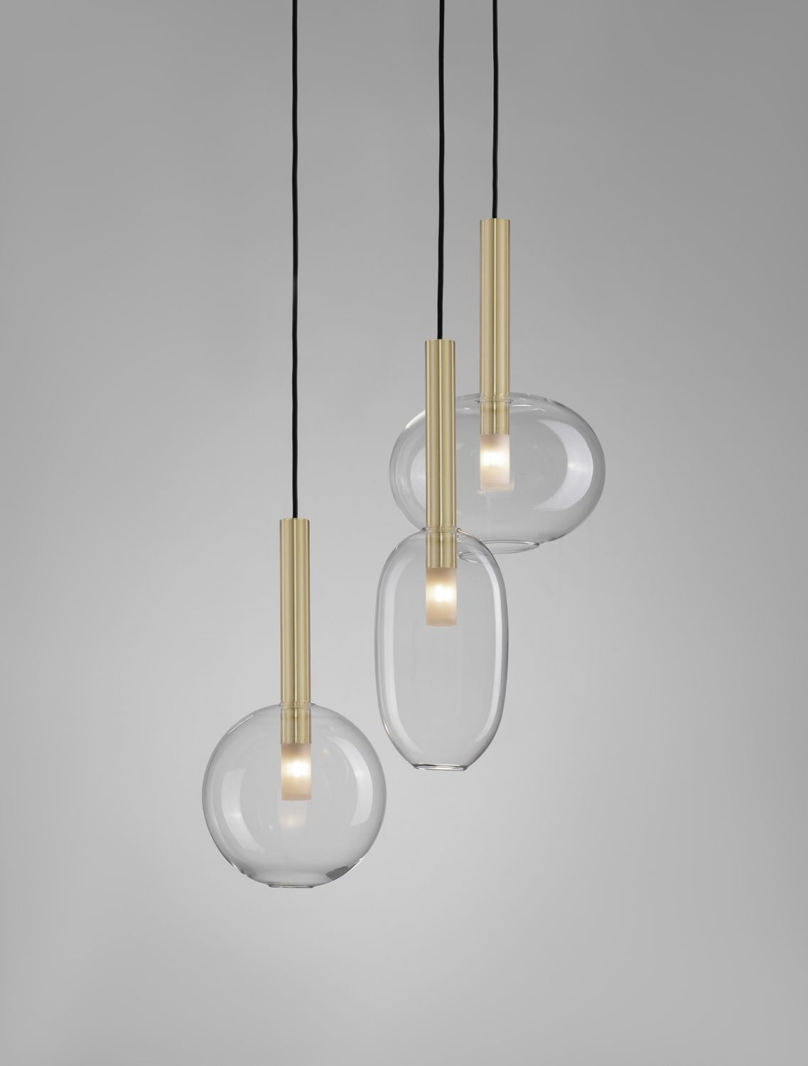 Plan serré sur les modules LED éclairés à l'intérieur des globes transparents