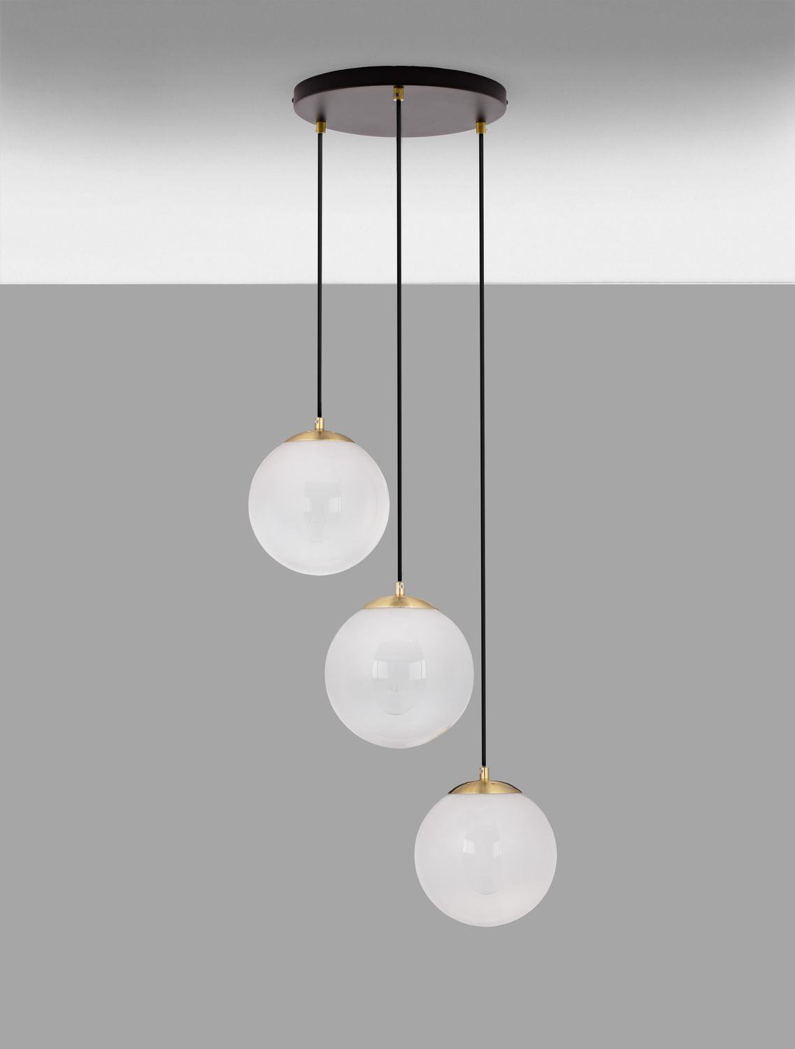 Vue de dessous montrant la platine métallique noire fixée au plafond