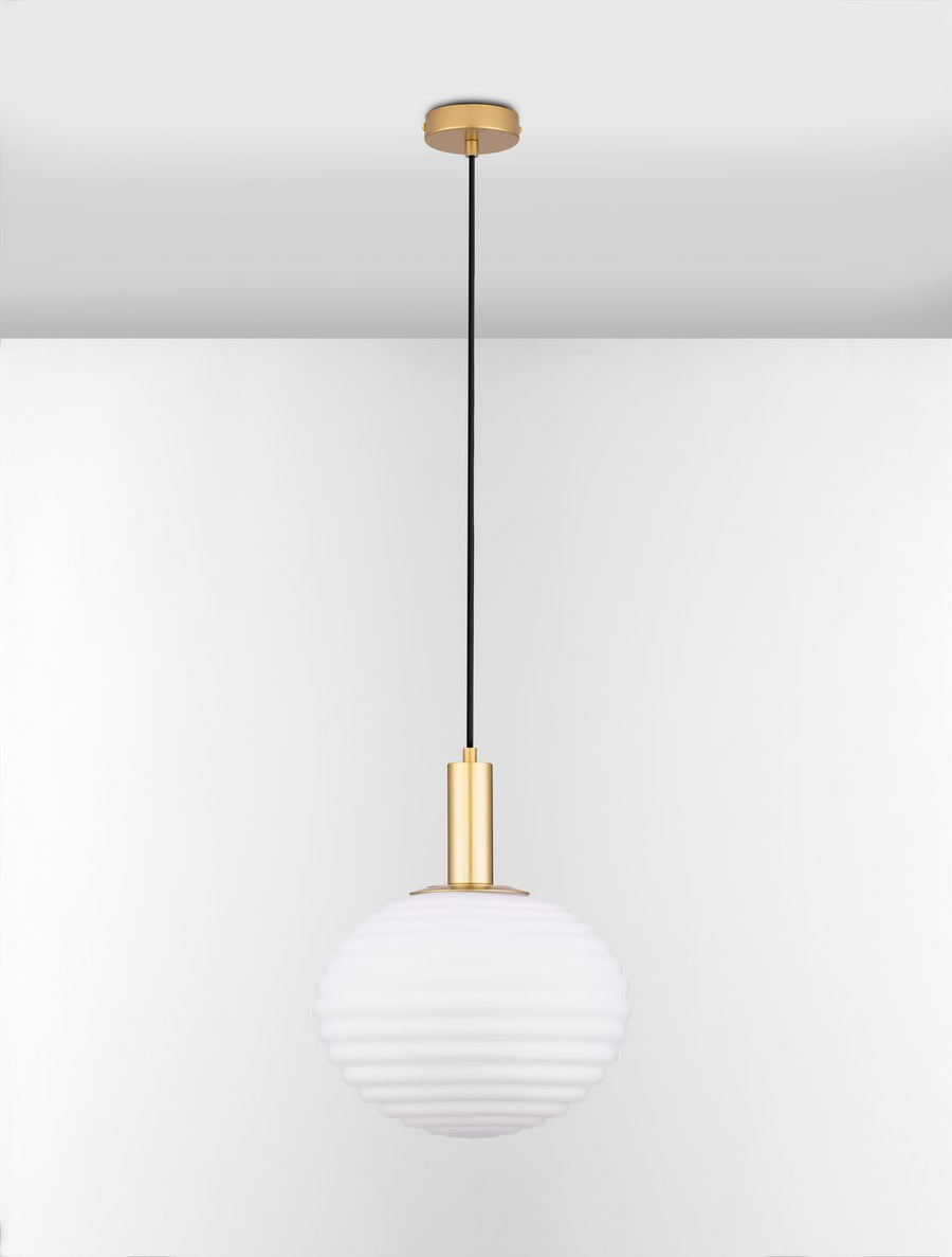 Produit entier sur fond clair, abat-jour en verre blanc et monture dorée