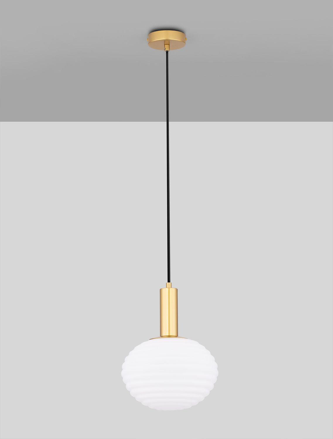 Suspension éteinte vue de face, fixée au plafond sur fond gris clair
