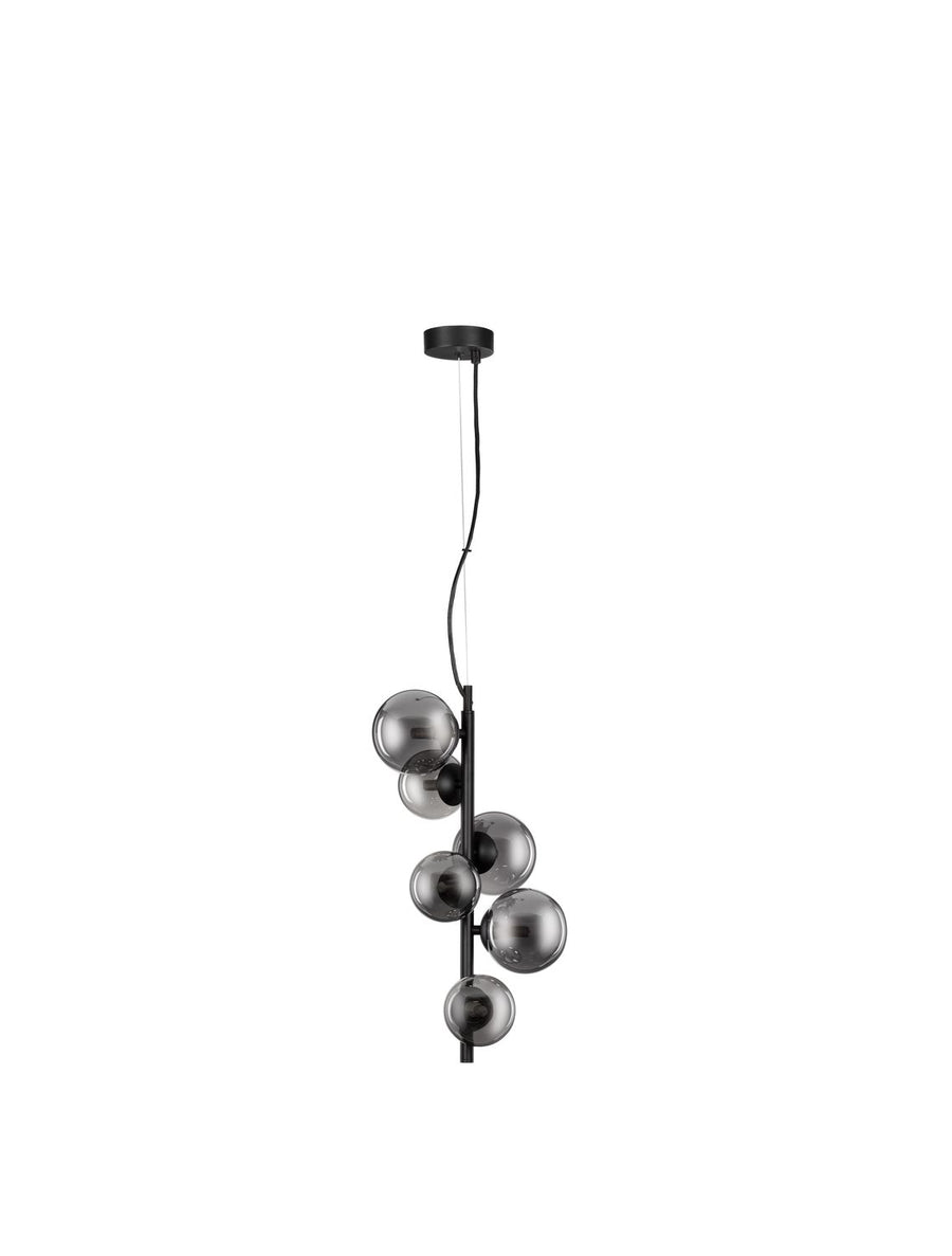 Vue de face du luminaire suspendu, tige noire et six boules de verre fumé.