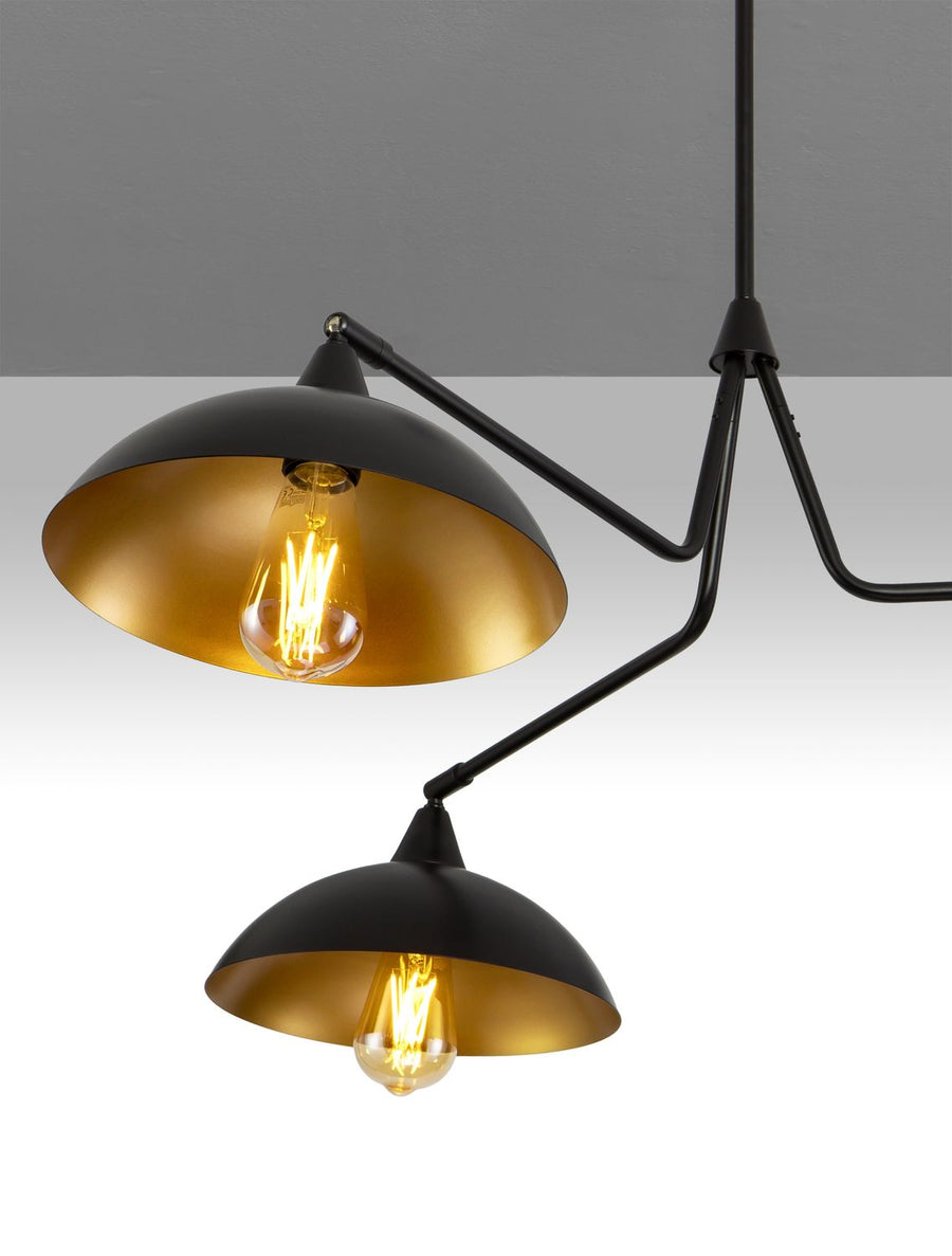 Détail rapproché d'un abat-jour noir et de son intérieur doré avec ampoule filament