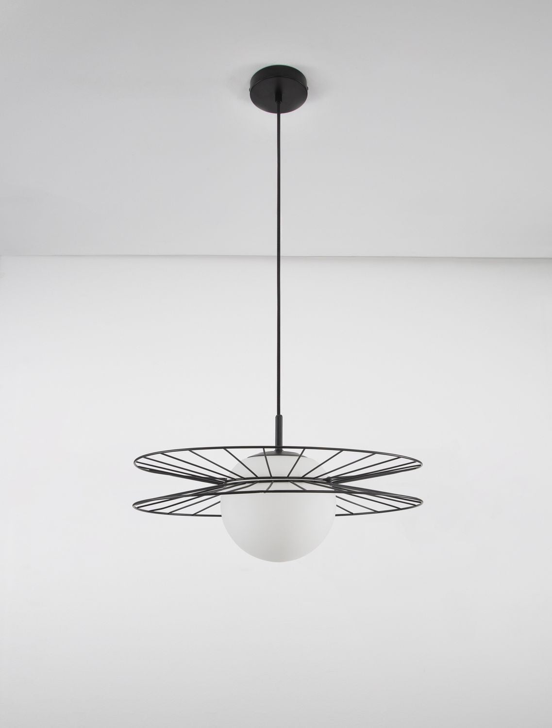 Vue de face du luminaire suspendu, structure noire et globe de verre blanc