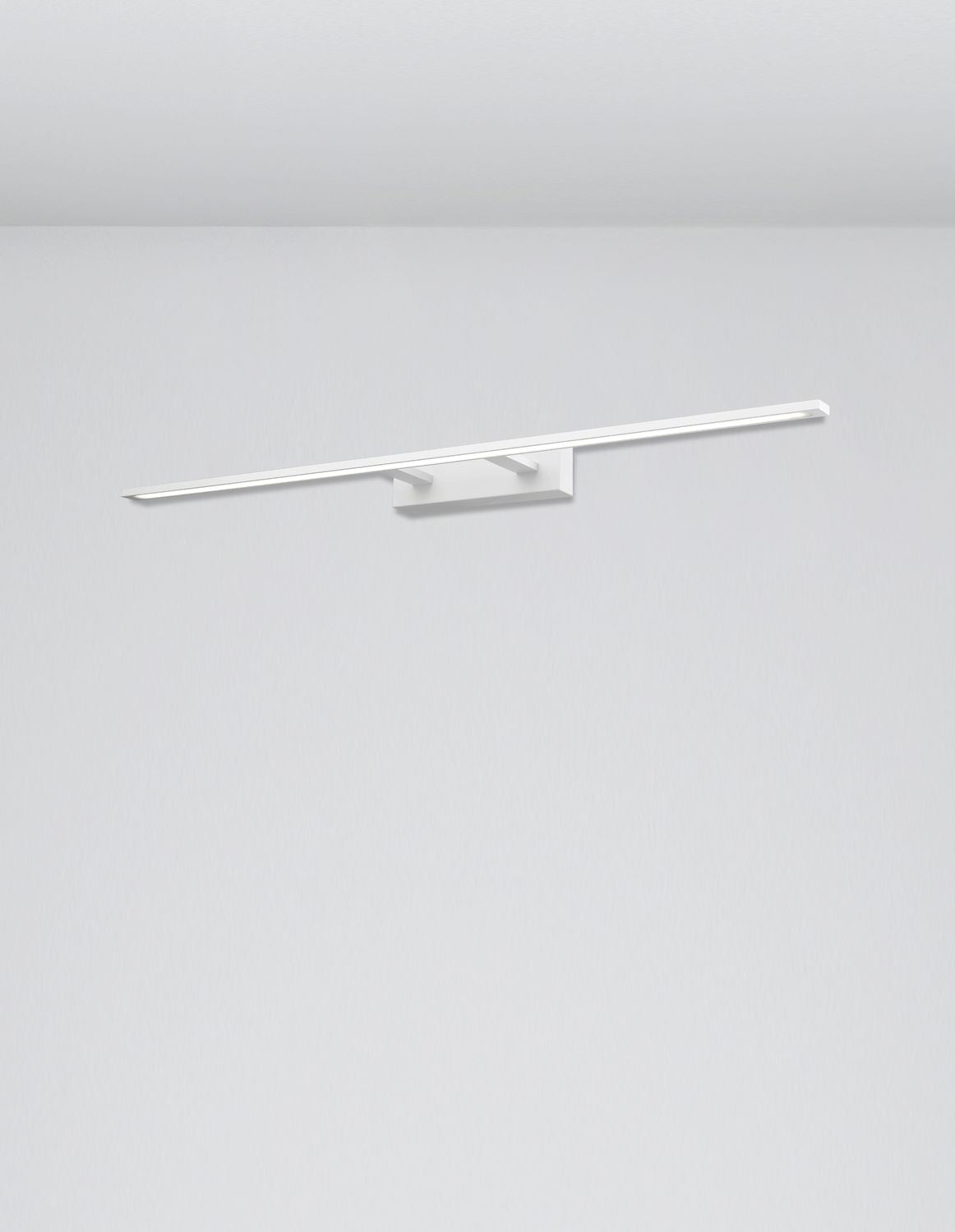 Applique murale blanche vue de face sur un mur gris clair, barre fine et support central.