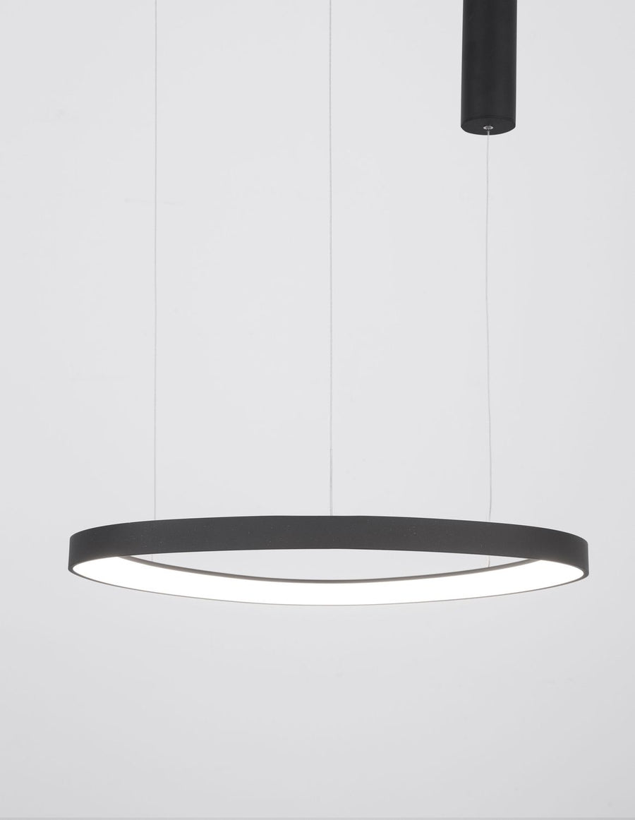 Anneau allumé en gros plan, diffuseur blanc diffusant une lumière LED homogène