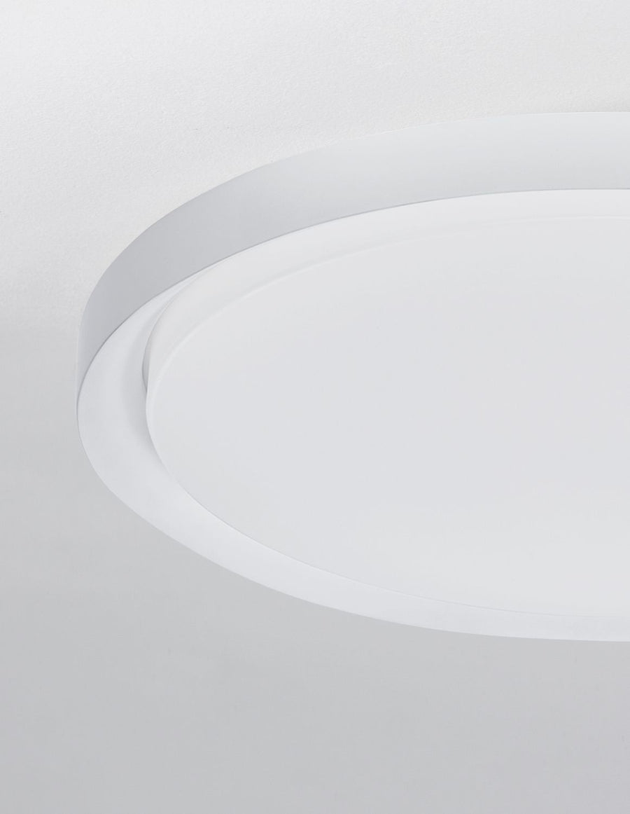 Détail rapproché du bord arrondi et de la finition blanche satinée du luminaire