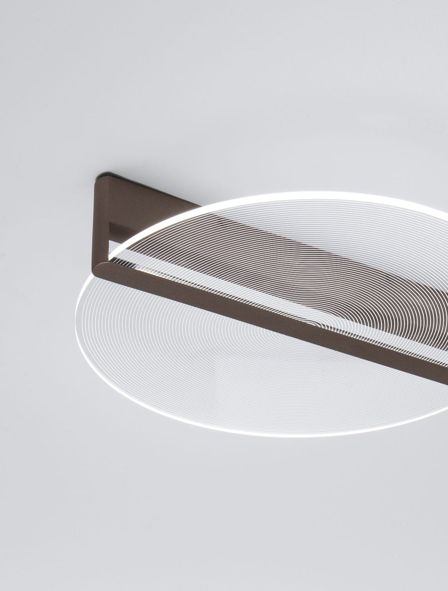 Gros plan du disque lumineux et de sa structure marron fixée