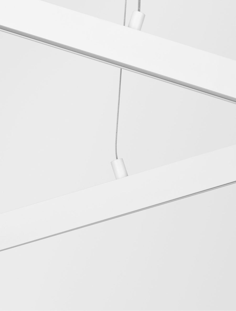 Gros plan sur les câbles et le raccord des barres lumineuses blanches