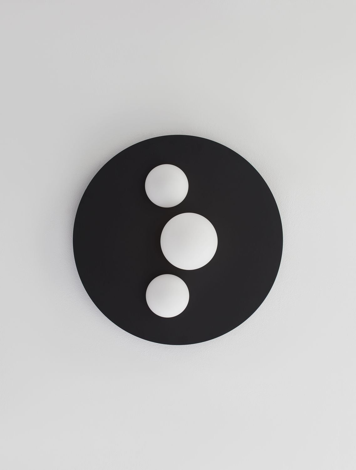 Vue du dessous montrant la disposition des trois globes sur le disque noir