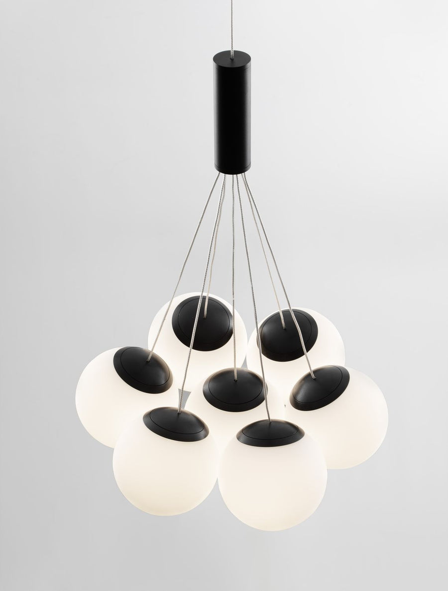 Suspension complète vue de face, neuf globes de verre opalin sous un cylindre noir