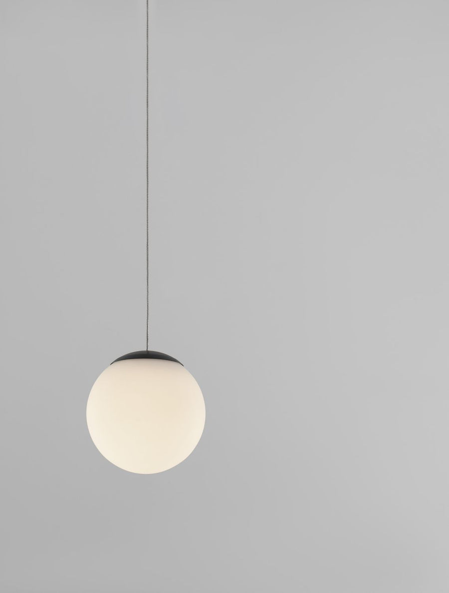Gros plan de la boule de verre allumée diffusant une lumière chaude et homogène