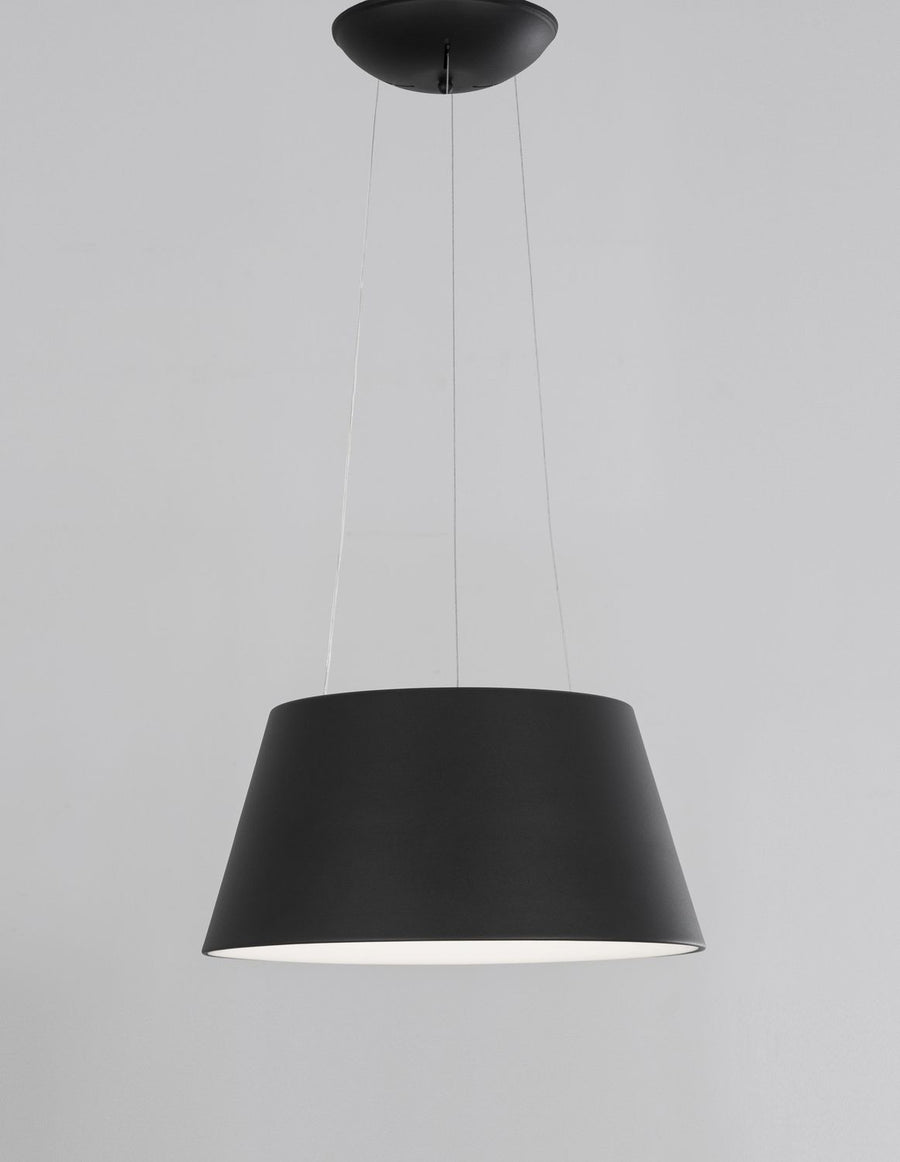 Abat-jour conique noir vu de face, diffuseur blanc éclairé dessous