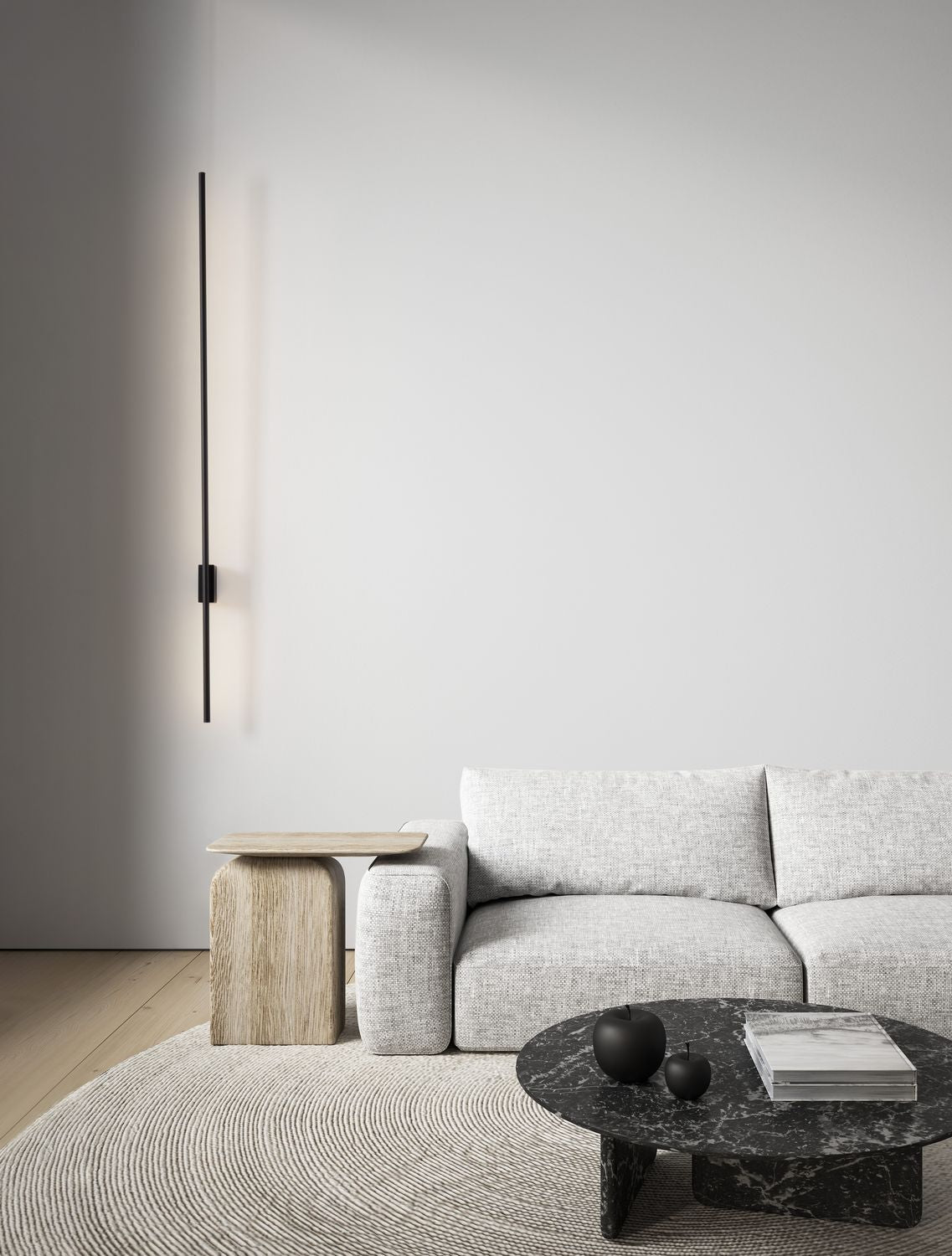 Mise en ambiance salon : applique murale noire verticale fixée sur un mur blanc.