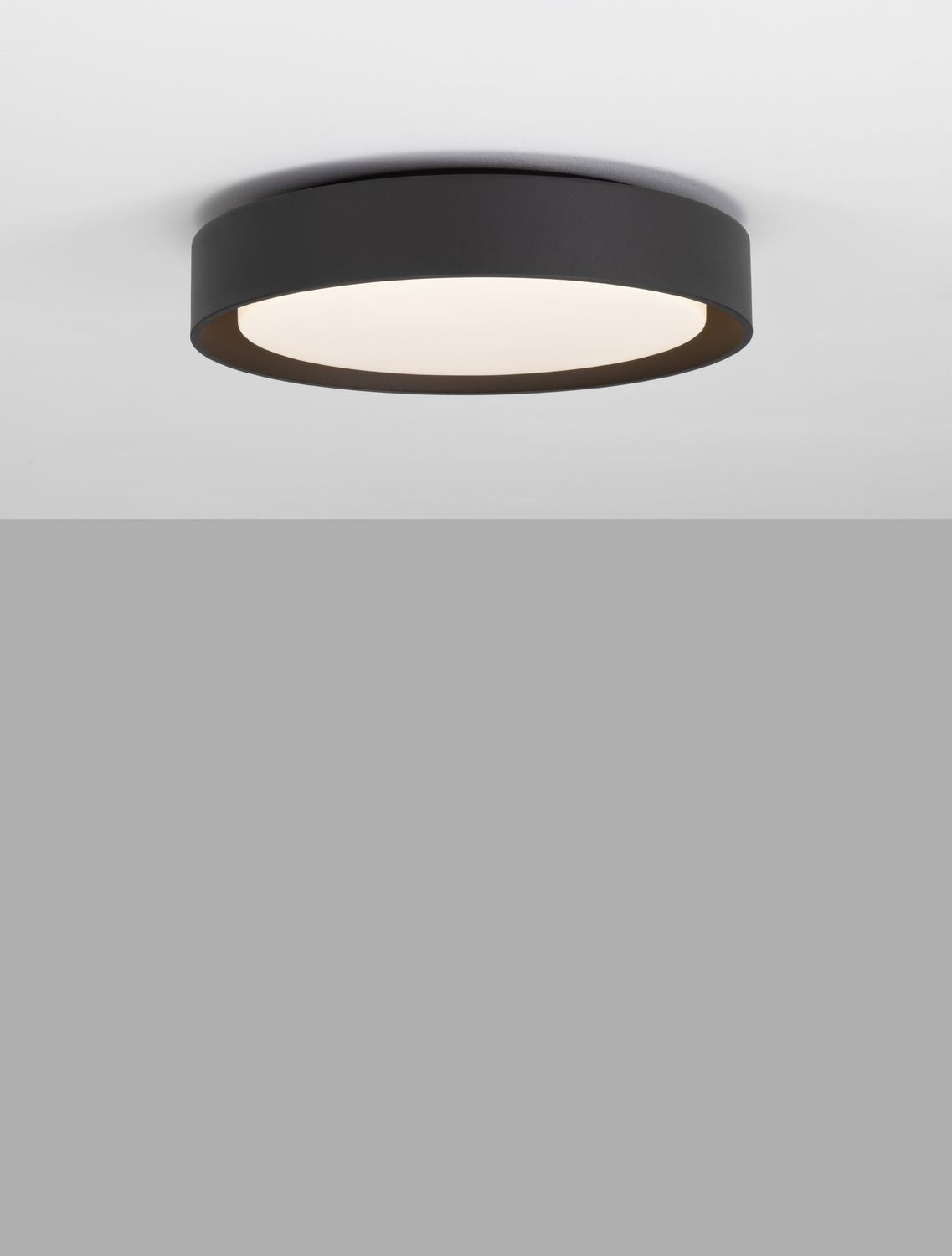 Plafonnier allumé fixé au plafond, lumière blanc chaud légèrement diffusée