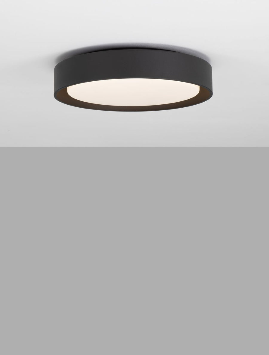 Plafonnier allumé fixé au plafond, lumière blanc chaud légèrement diffusée