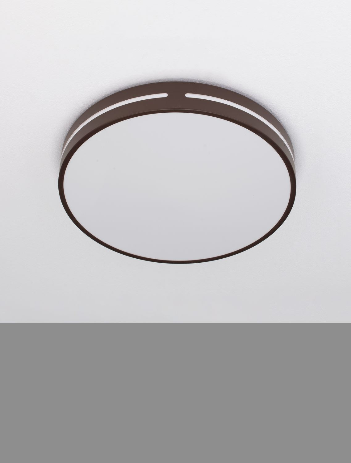Plafonnier circulaire marron et blanc monté au plafond, éclairage allumé