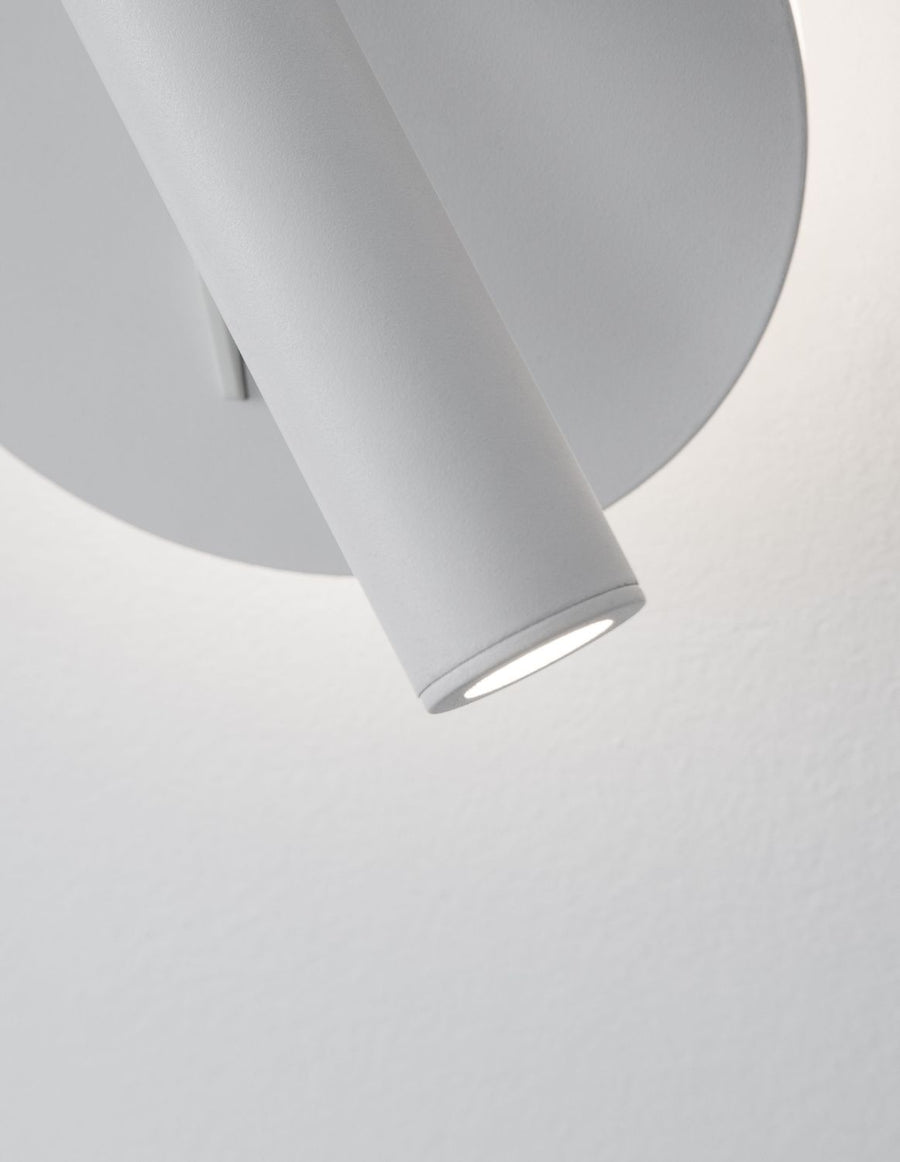 Gros plan sur l'embout du cylindre blanc et sa lentille LED allumée