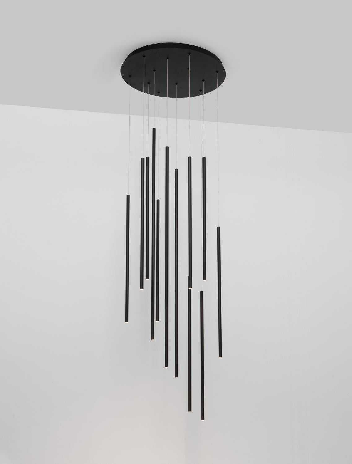 Mise en ambiance avec la coupole fixée au plafond et les tubes noirs descendant