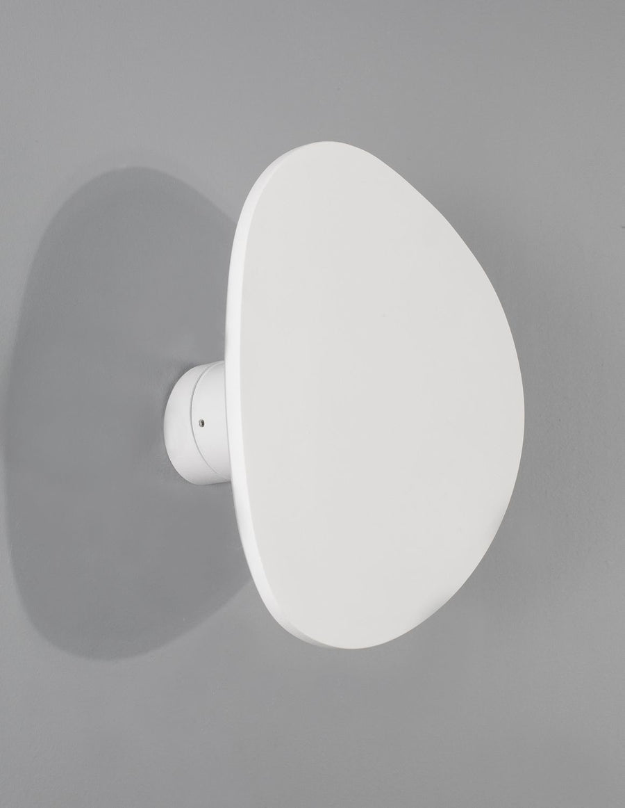 Vue rapprochée d'un diffuseur blanc de biais avec ombre portée sur le mur