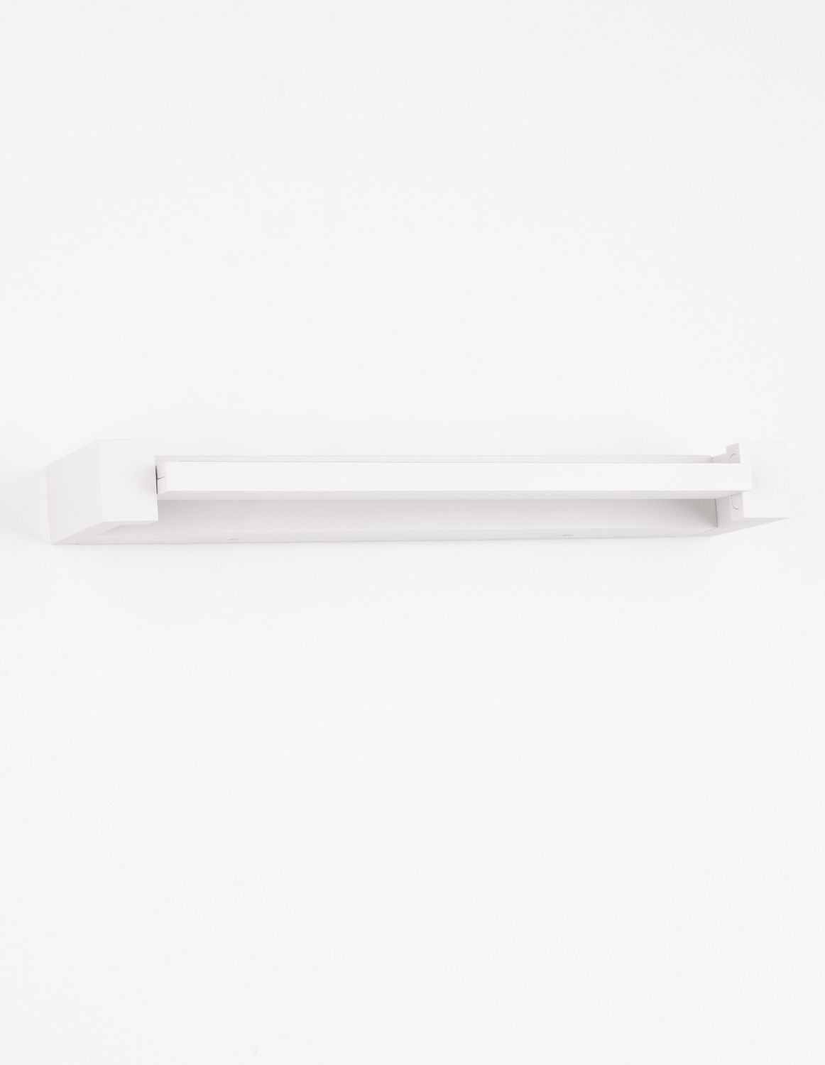 Applique murale linéaire blanche vue en légère contre-plongée sur fond blanc