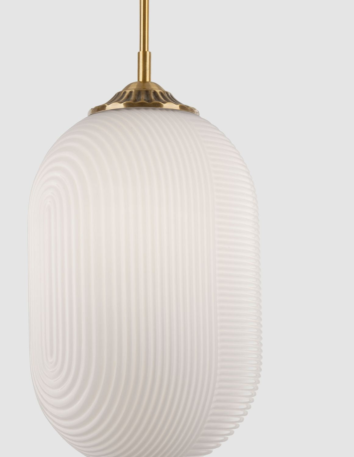Photo produit de la suspension de face, verre blanc strié et fixation dorée.