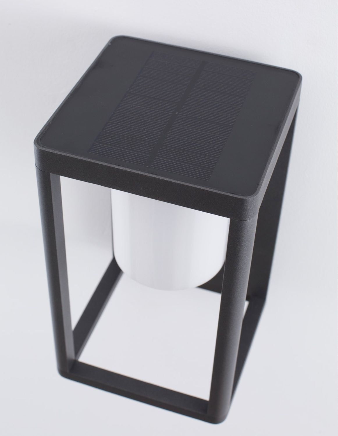 Vue de dessus montrant le panneau solaire intégré sur le capot supérieur du luminaire.