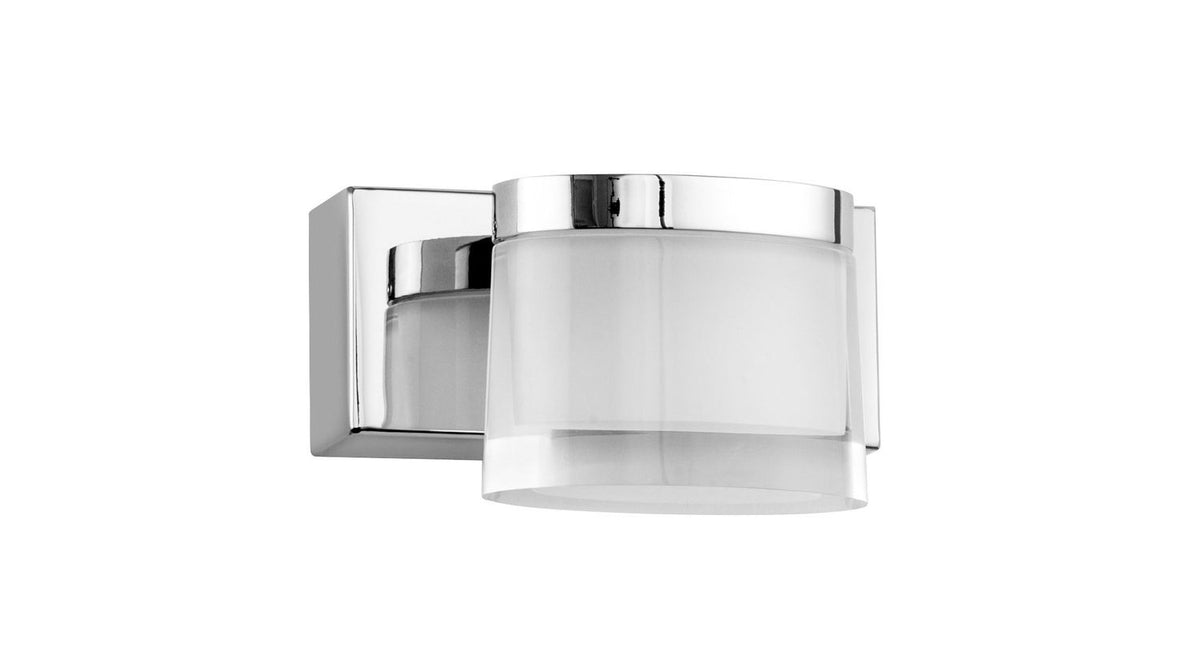 Vue de profil sur fond blanc, cylindre de verre et socle carré chromé
