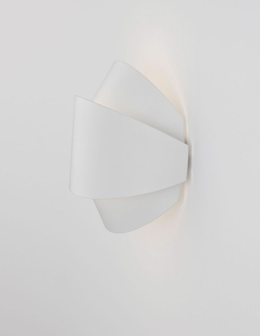 Vue de profil de l'applique blanche fixée au mur, lumière allumée