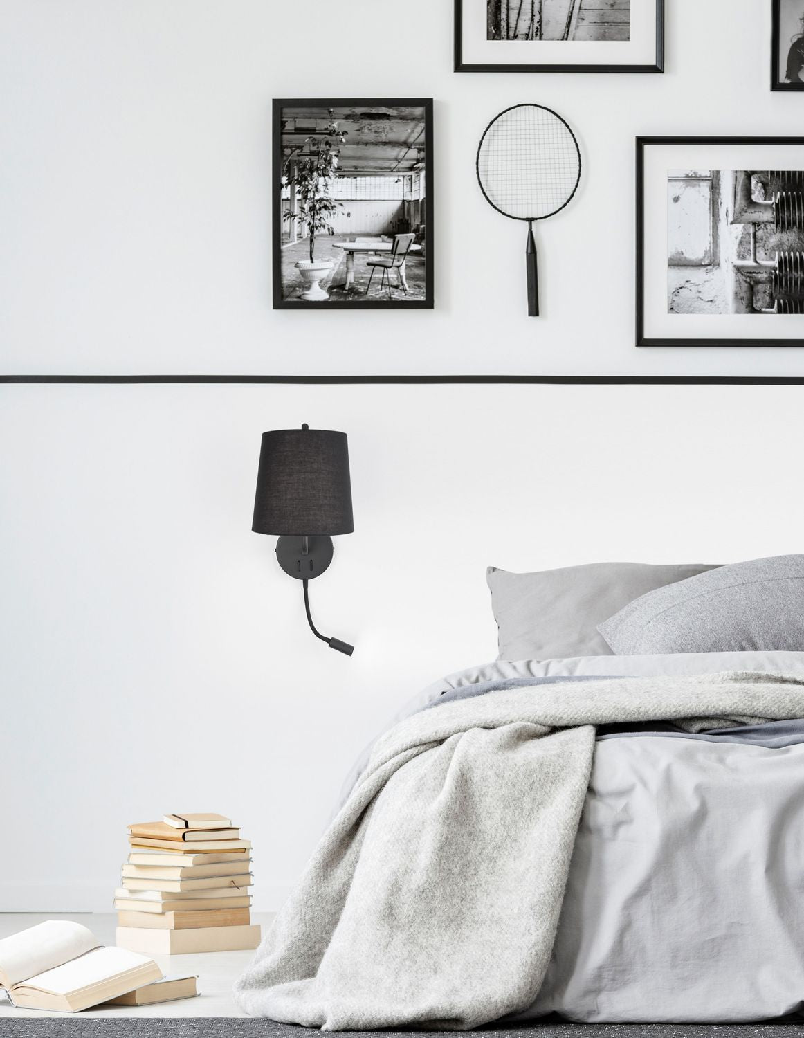 Mise en ambiance d'une chambre avec applique murale noire au-dessus du lit