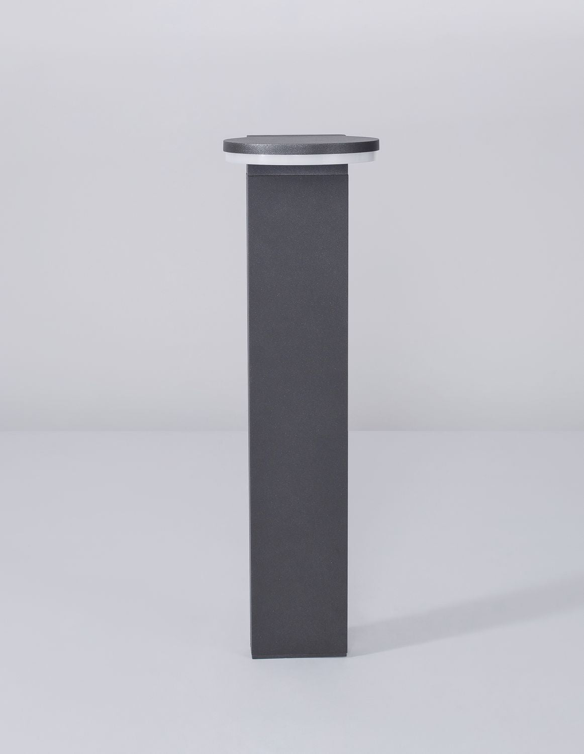 Produit de face sur fond gris clair, silhouette fine et épurée