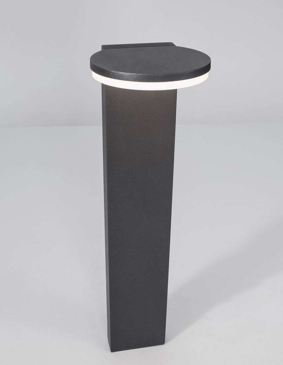 Vue trois quarts du luminaire éclairé, capuchon circulaire et diffuseur blanc