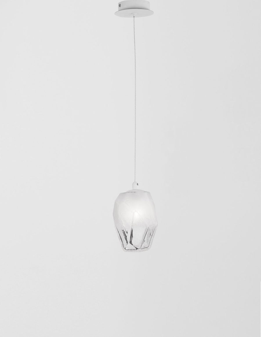 Suspension en verre allumée, vue de trois quarts sur fond blanc neutre