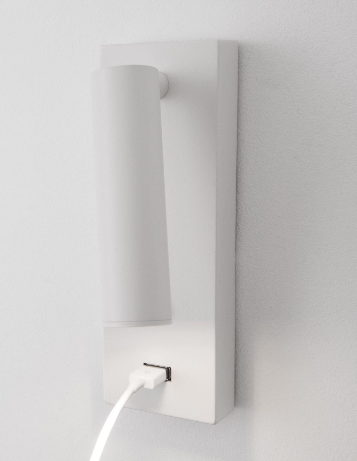 Vue de profil du luminaire mural blanc avec câble USB branché sur la platine