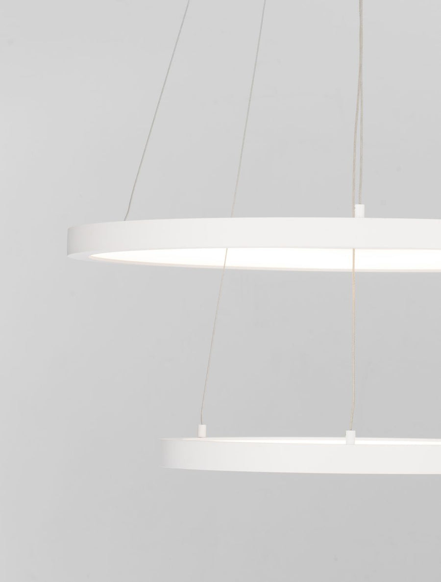 Détail des anneaux et des câbles de suspension avec fixations apparentes