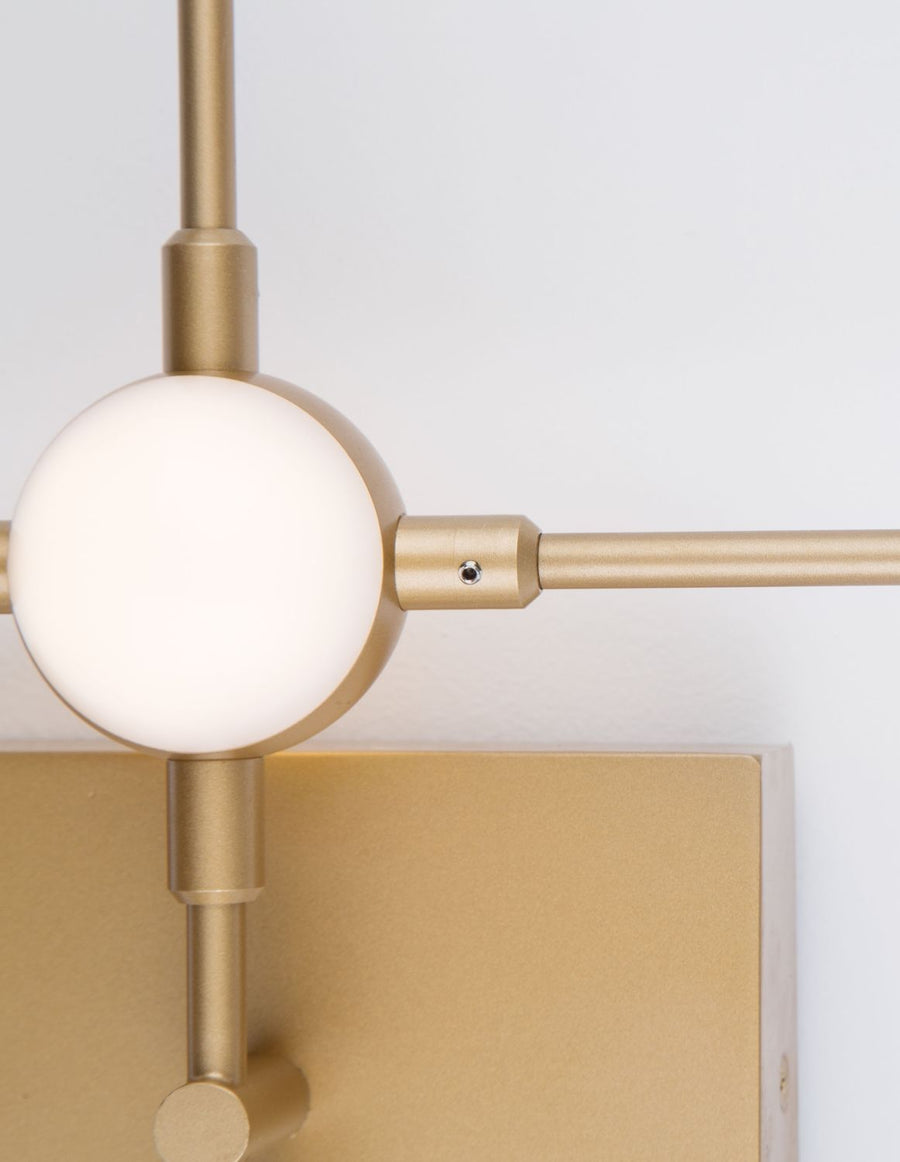 Détail de l'assemblage entre sphère opaline et tige dorée avec vis