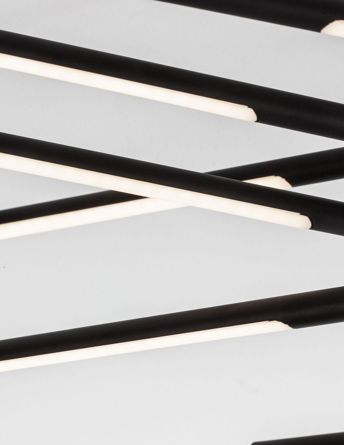 Détail rapproché des tubes noirs et des diffuseurs LED blancs allumés