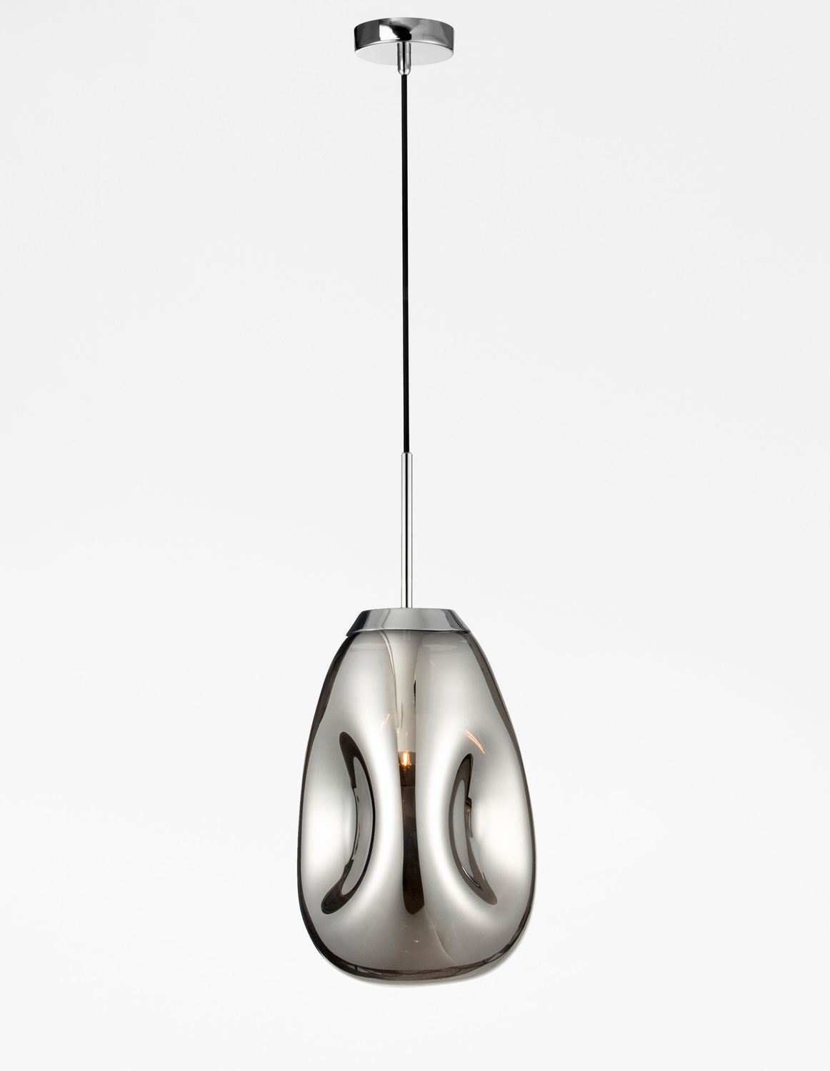 Vue de face du luminaire suspendu, verre fumé et reflets chromés sur fond clair.