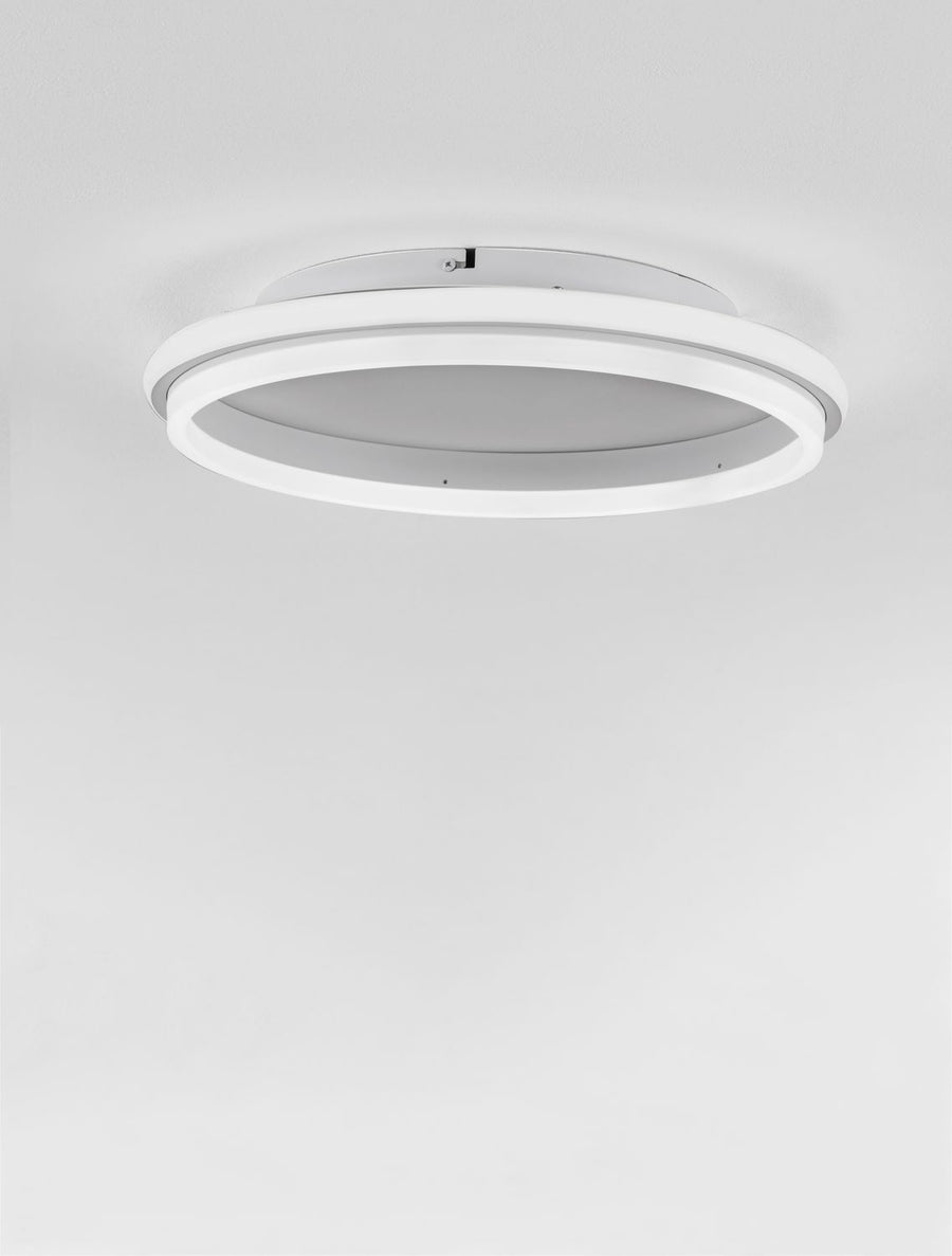 Détail rapproché de la couronne lumineuse et du bord blanc du plafonnier