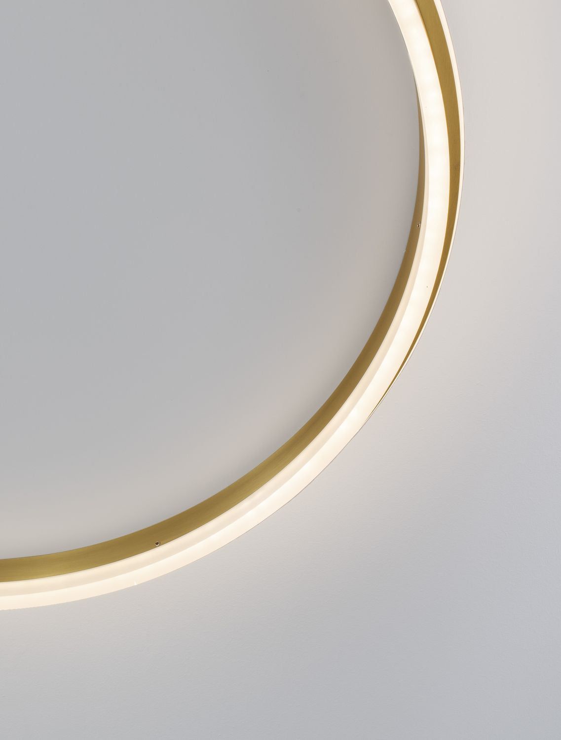 Détail de la finition : cerclage laiton brossé et diffuseur opalin lumineux