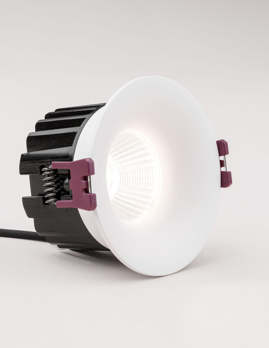 Profil du luminaire montrant le dissipateur noir, les ressorts et les clips violets