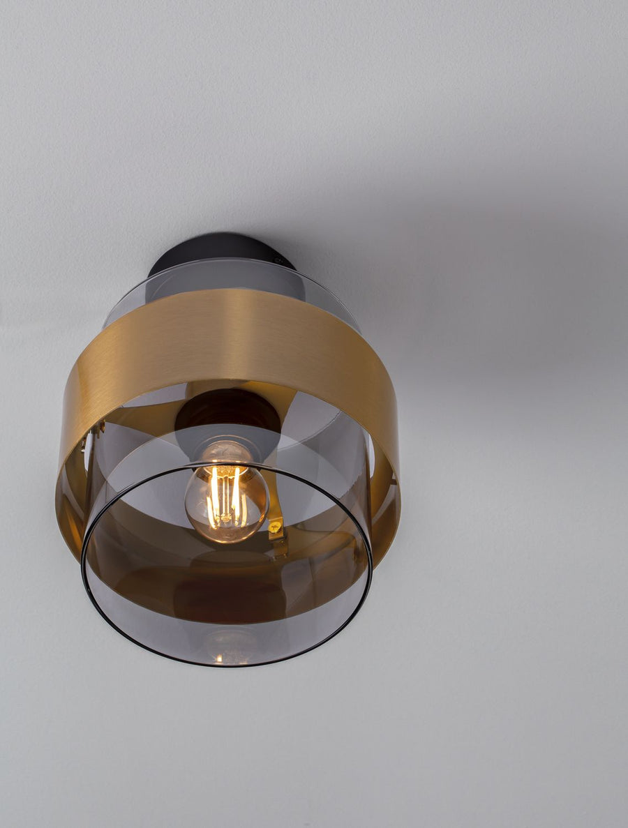 Vue en plongée depuis le plafond, abat-jour cylindrique et ampoule allumée