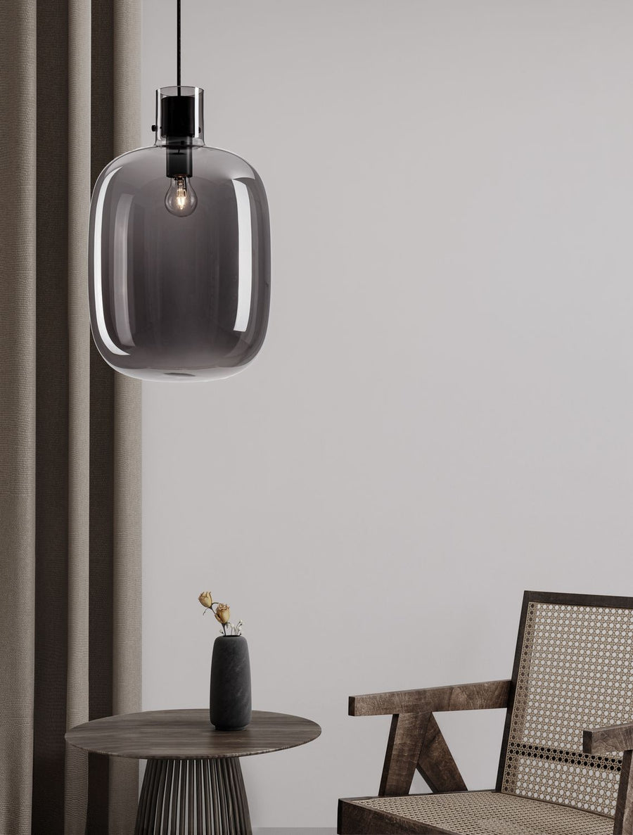 Suspension fumée dans un intérieur clair, près de rideaux et d'un fauteuil en cannage