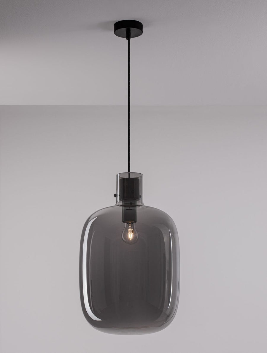 Suspension allumée vue de face, ampoule à filament visible dans le verre fumé