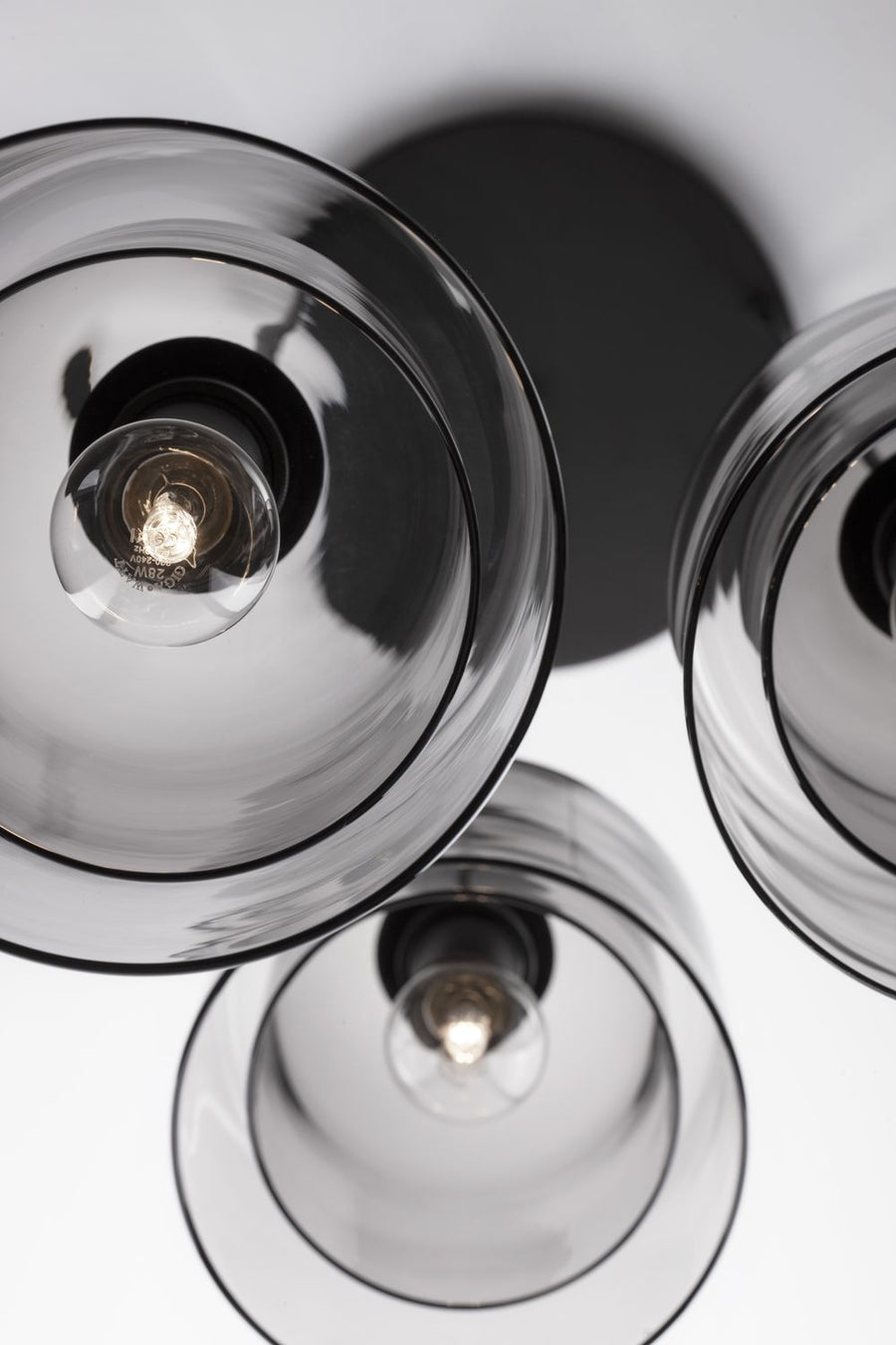 Vue de dessous des trois verres fumés laissant voir les ampoules allumées