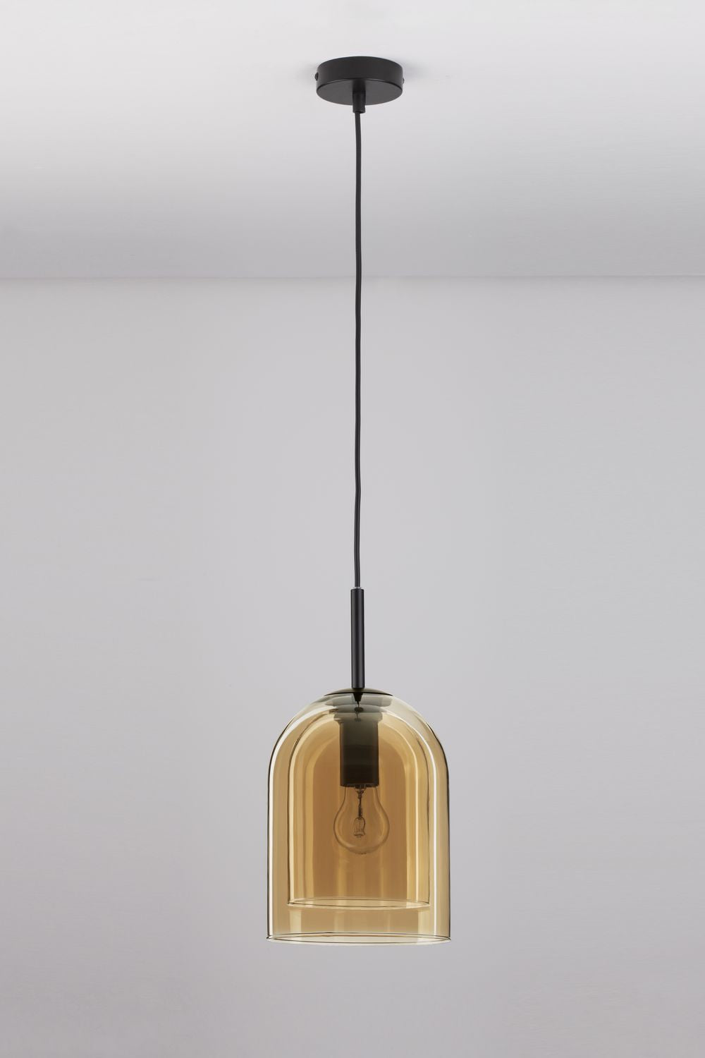 Suspension présentée entière sur fond gris clair, rosace noire et verre ambré